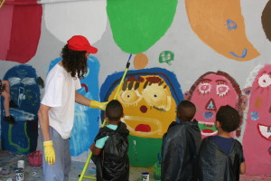 L'artiste graffeur SAEIO, aux côtés des enfants de la Busserine © SAEIO